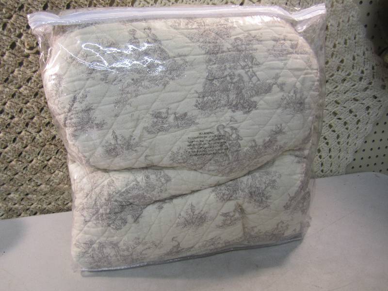 lot 302 image: FullQueen Size Quilt  RM2...