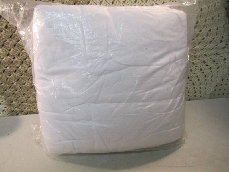 lot 303 image: Twin Size Comforter White  RM2...