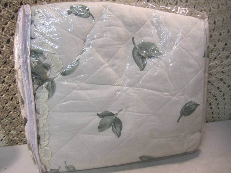 lot 304 image: Twin Size Bedspread  RM2...