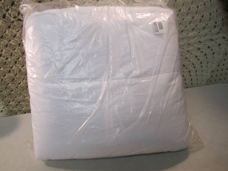lot 305 image: Twin Size Comforter White  RM2...