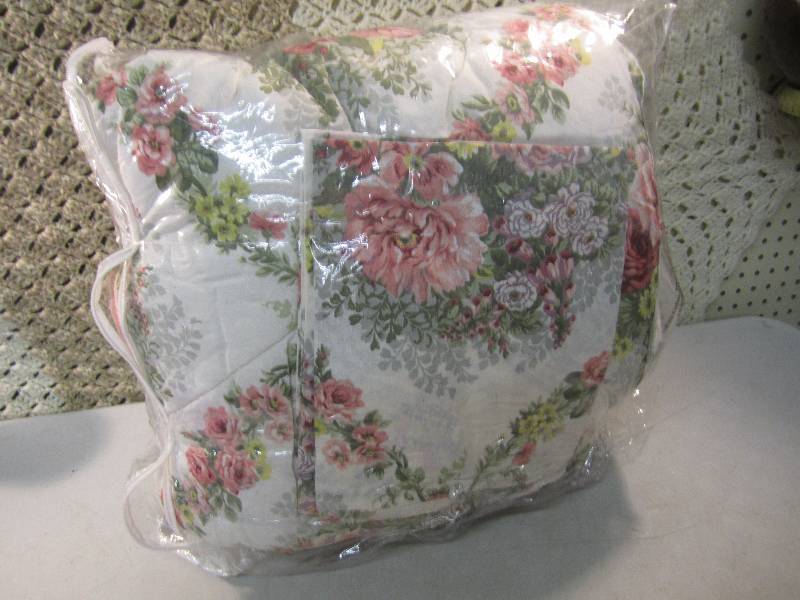 lot 308 image: Twin Size Comforter with Pillow Sha...