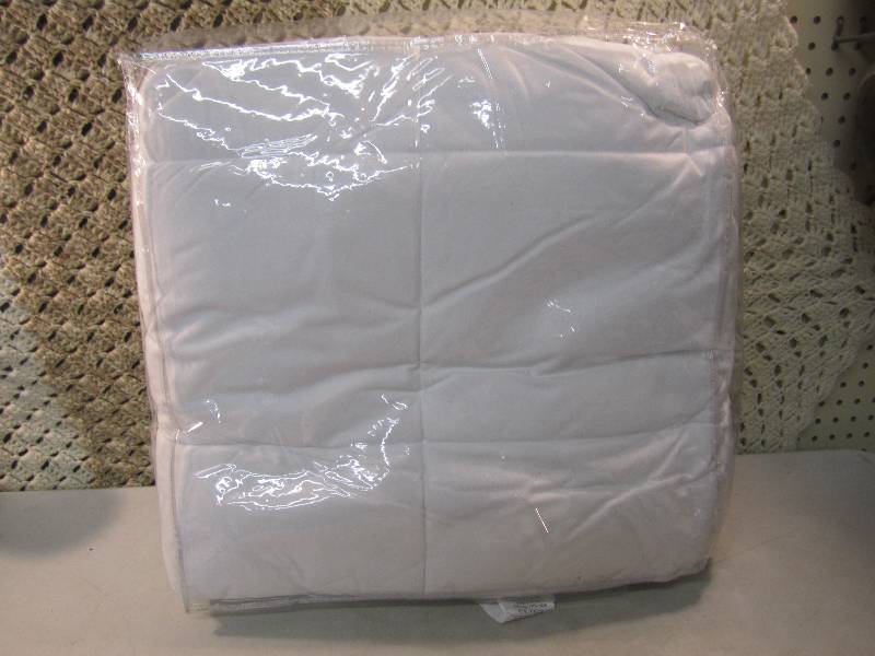 lot 310 image: Twin Size Comforter White  RM3...