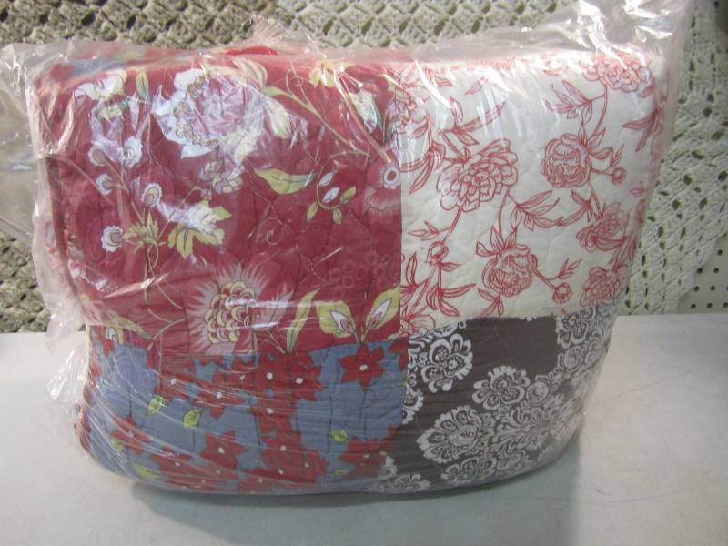 lot 311 image: FullQueen Quilt  RM3...