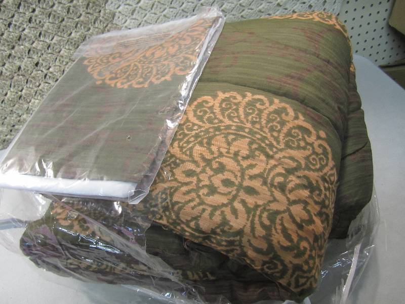 lot 313 image: Twin Size Comforter Set Comforter, ...