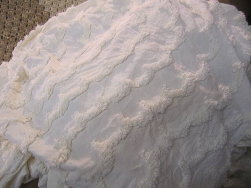 lot 331 image: King Size Bedspread  RMBC...