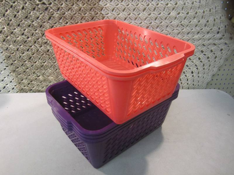 lot 432 image: Lot of 6 Plastic Storage Baskets 14...