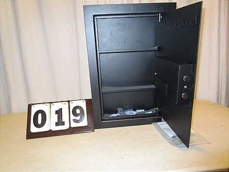 lot 19 image: Buffalo Wall Safe