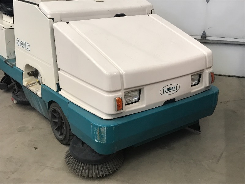 Tennant 8410 Commercial Floor Scrubber  Sweeper