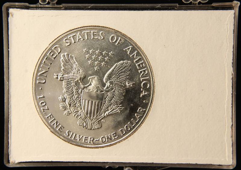 1988 AMERICAN SILVER EAGLE 1 TROY OZ. .999 FINE SILVER IN CASE