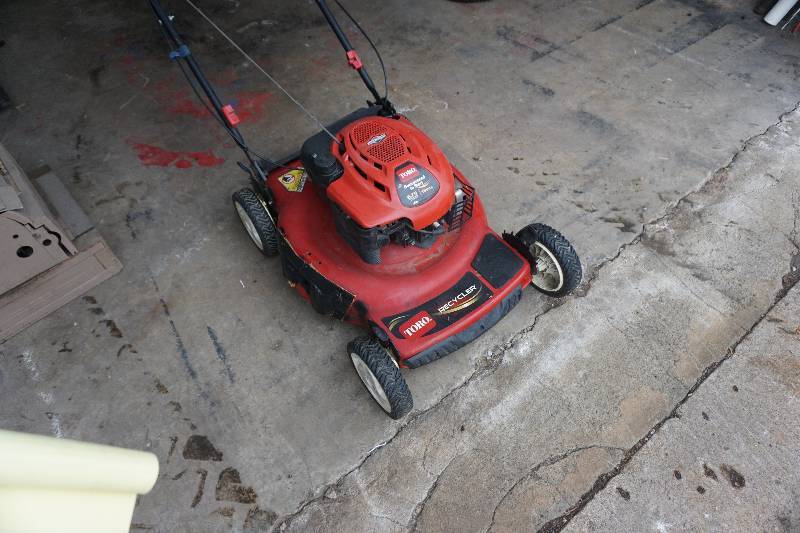 lot 16 image: Toro Recycler Push Lawn Mower