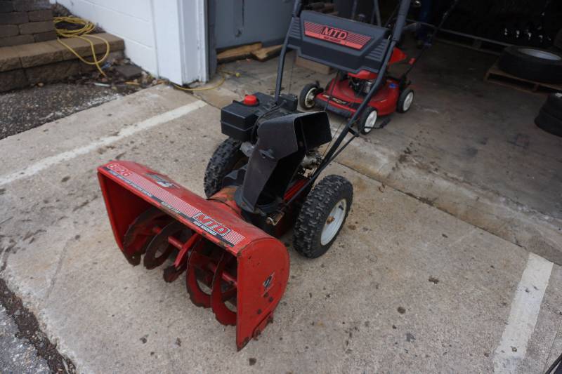 lot 18 image: MTD Yard Machines 826 Snow Blower