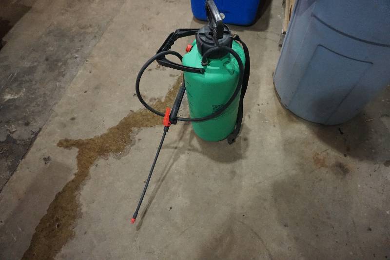 lot 73 image: Lesco Liquid Fertilizer Chemical Sprayer