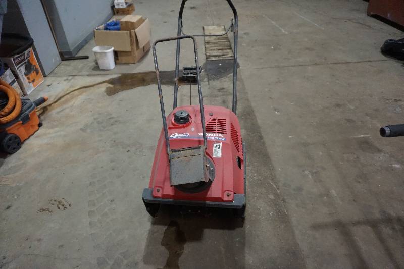 lot 19 image: Honda Model HS520 Gas Powered Snow Blower