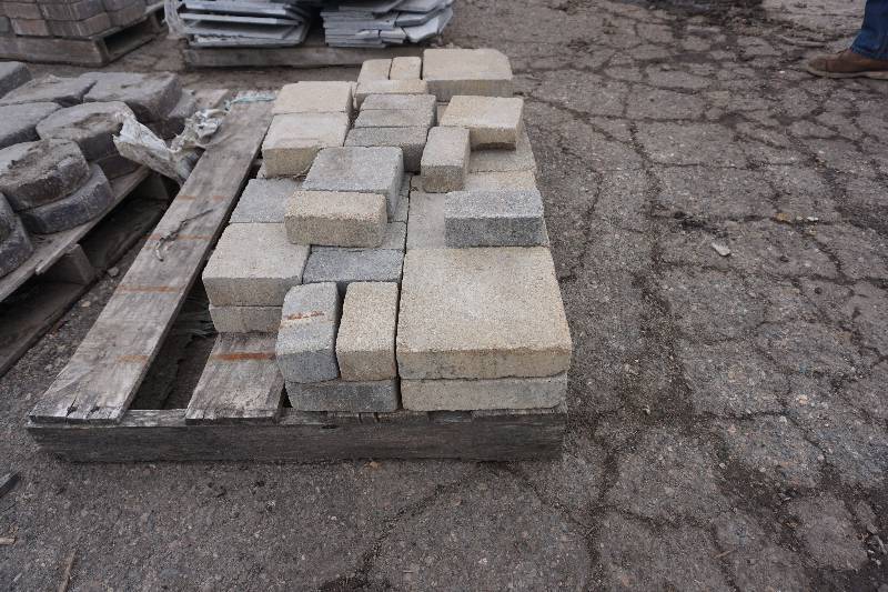 lot 29 image: Partial Pallet of Cobble Stone Pavers In 3 Sizes Mesa Color