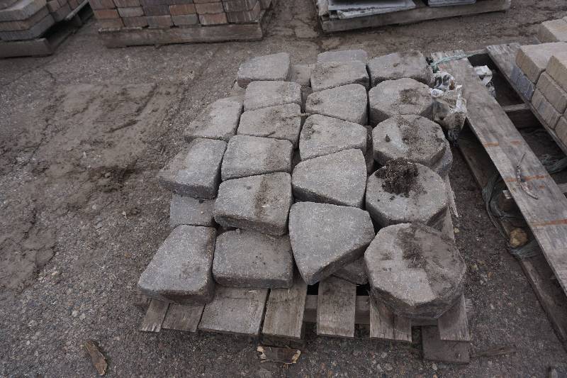 lot 30 image: Partial Pallet of Random LandscapePatio Pavers