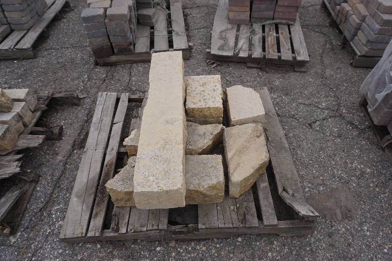 lot 32 image: Partial Pallet of Minnesota Limestone Wall Stone