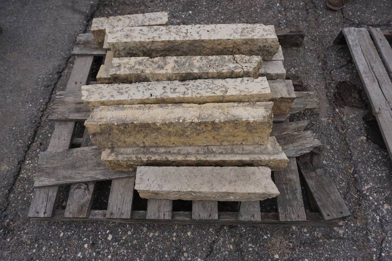 lot 33 image: Partial Pallet of Minnesota Limestone Edging Stone