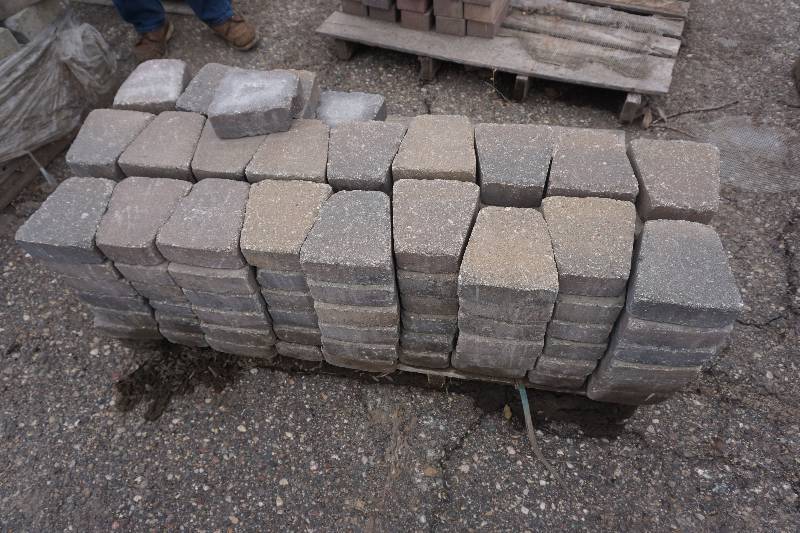 lot 39 image: Partial Pallet of River Rock Blend Patio Pavers