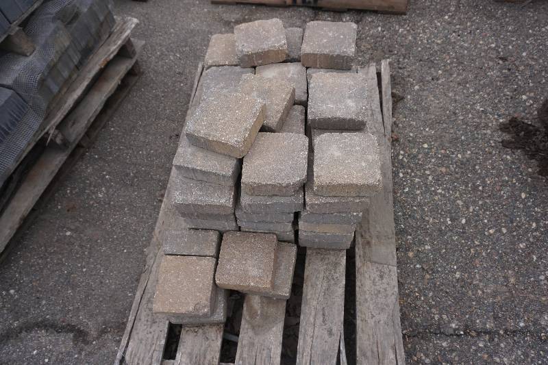 lot 40 image: Partial Pallet of River Rock Blend Patio Pavers