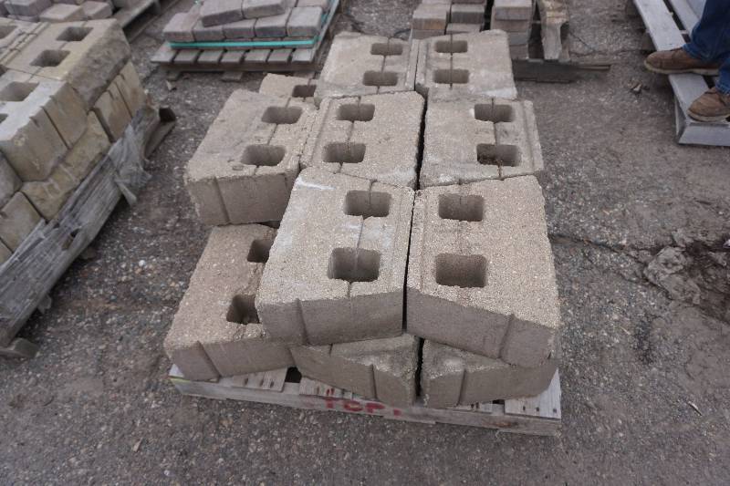 lot 44 image: Partial Pallet of 18 x 7 Wall Stone