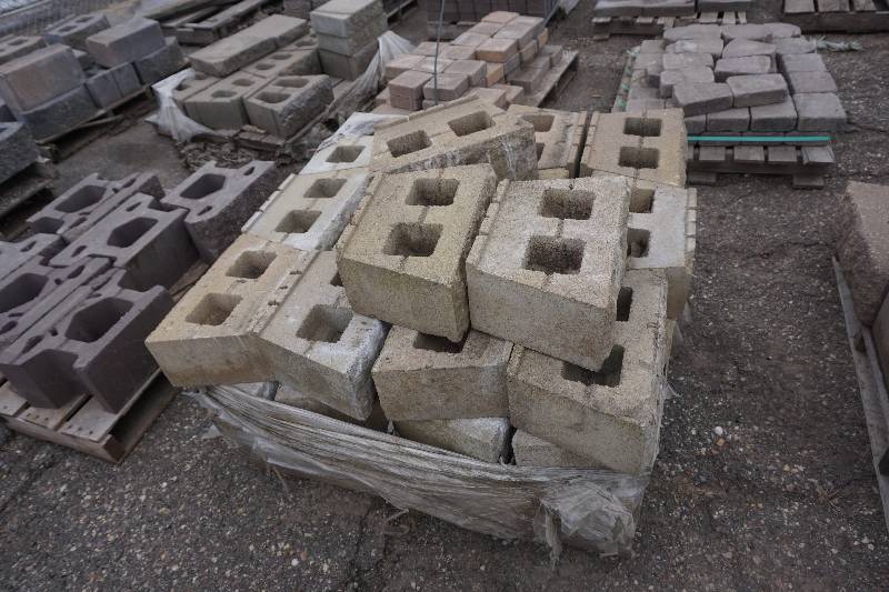 lot 45 image: Pallet of Key Stone 16 x 6 Wall Stone