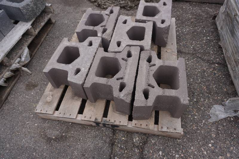 lot 46 image: Partial Pallet of Key Stone 18 x 8 Wall Stone
