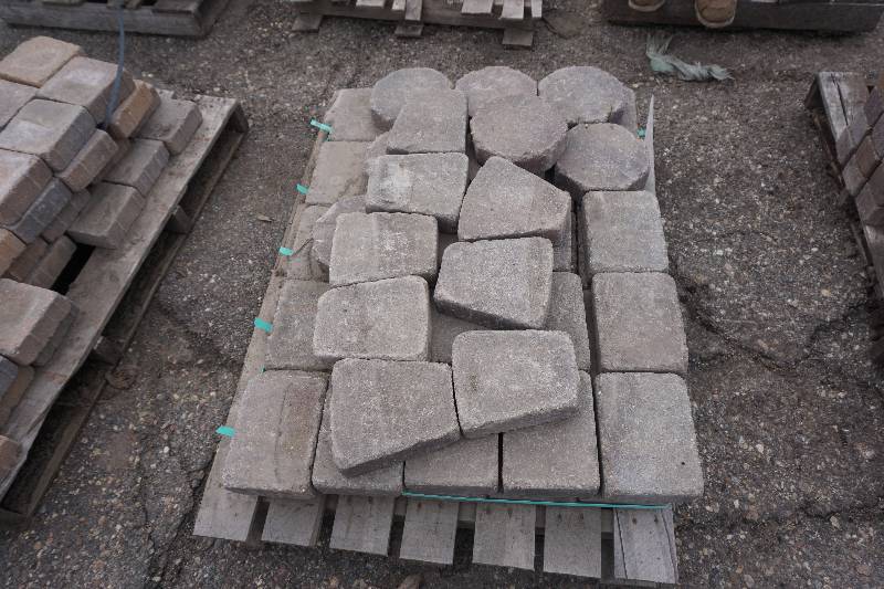 lot 51 image: Partial Pallet of Cobble Stone LandscapePatio Pavers