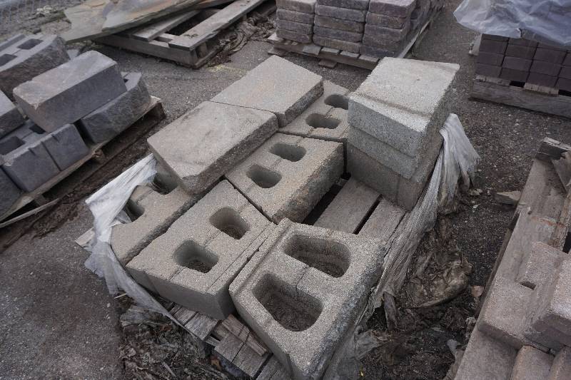 lot 53 image: Partial Pallet GrayTan 16 x 6 Wall Stone