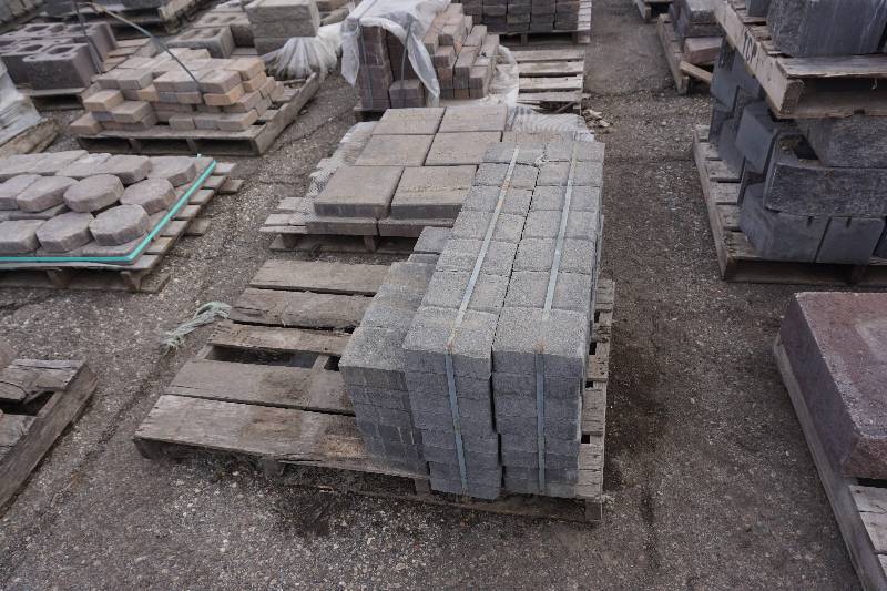 lot 58 image: Partial Pallet Borgert 4 x 6 Charcoal Pavers