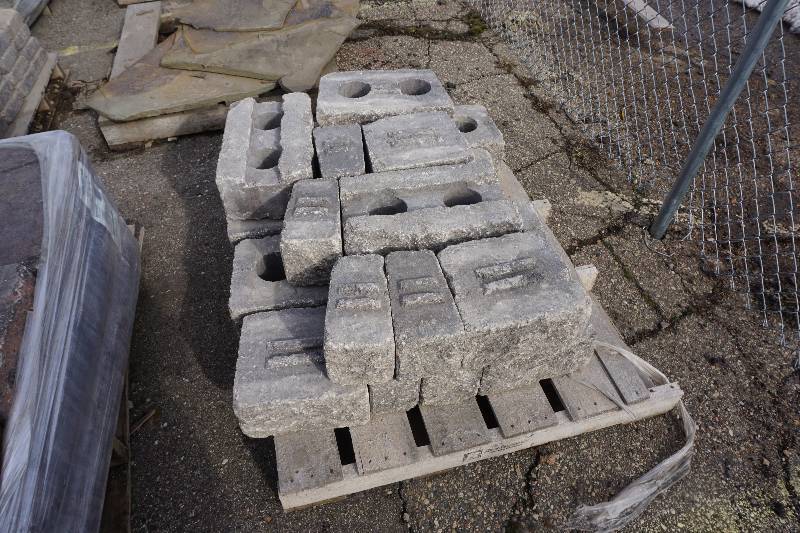 lot 69 image: Partial Pallet Rochester Vintage 6 Blue Stone Wall Stone In Assorted Sizes