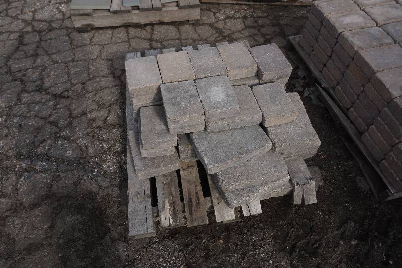 lot 70 image: Partial Pallet GrayTan Patio Stone In Assorted Sizes