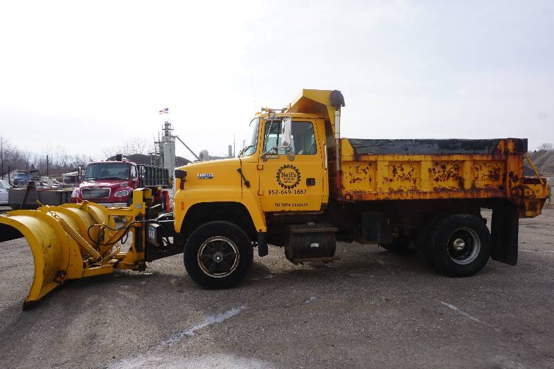 lot 1 image: 1994 Ford L8000 Dump Truck Plow Truck With Rear Hydraulic Sander Attachment