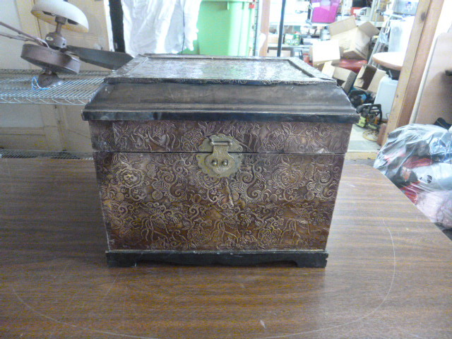 lot 26 image: Trinket Box