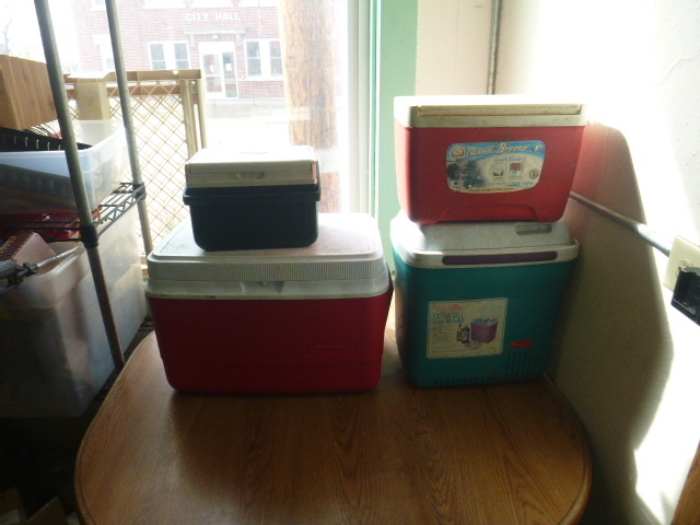 lot 50 image: 4 Coolers
