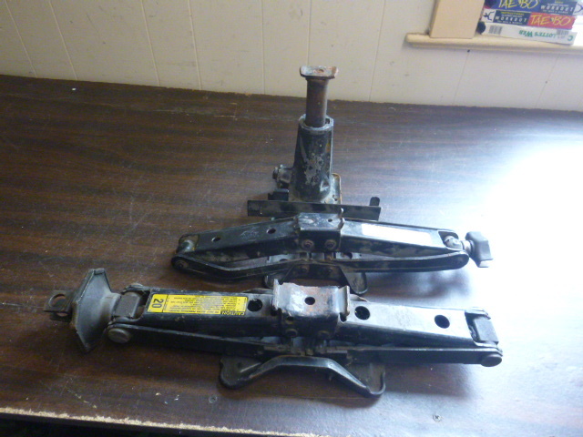 lot 78 image: Car Jacks