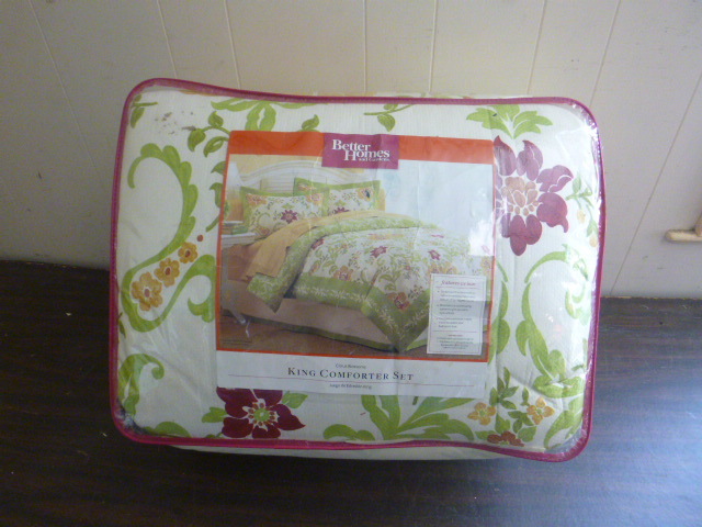 lot 90 image: Better Homes and Garden Comforter Set