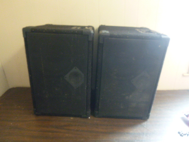 lot 107 image: 2 Box Speakers