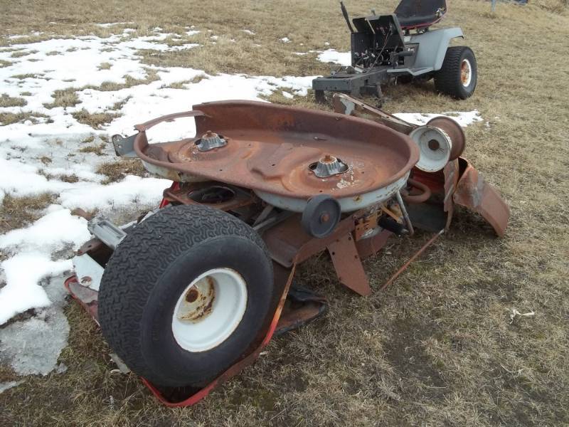 lot 101 image: Riding Lawn Mower for parts or repair