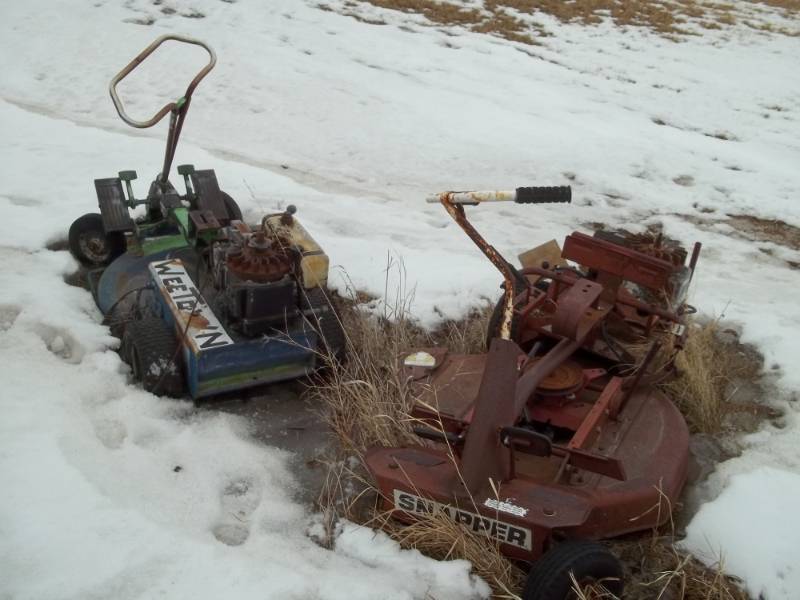 lot 105 image: Riding Lawn Mower for parts or repair Snapper and Weetown go-cart