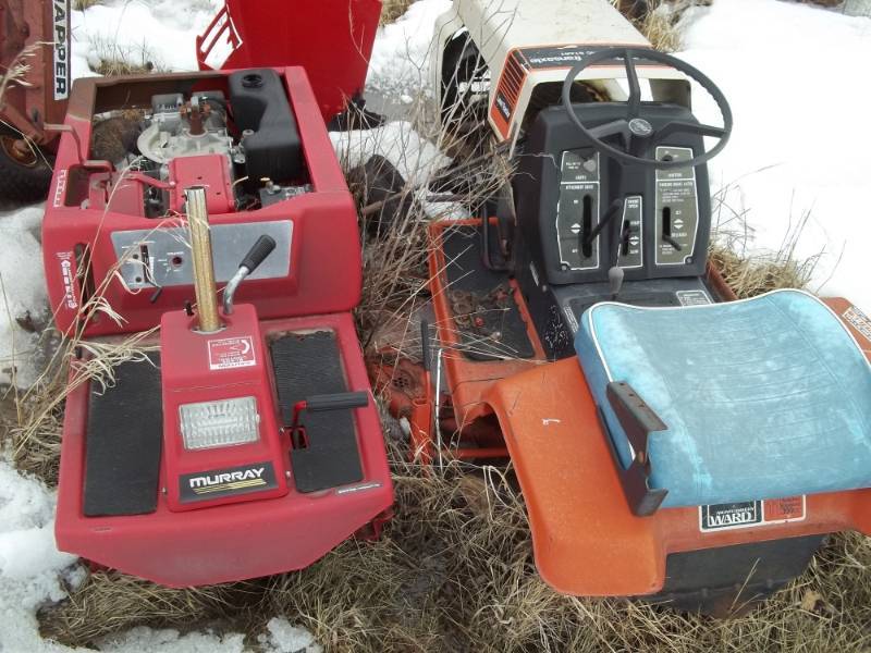 lot 106 image: Riding Lawn Mower for parts or repair Murray and Montgomery Ward
