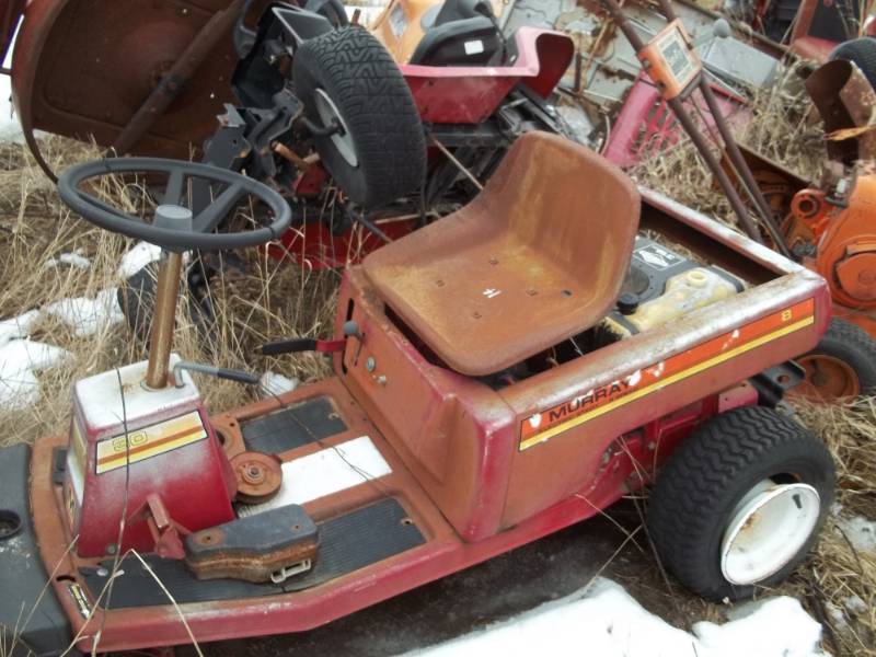 lot 114 image: Riding Lawn Mower for parts or repair Murray