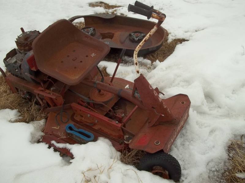 lot 116 image: Riding Lawn Mower for parts or repair Snapper