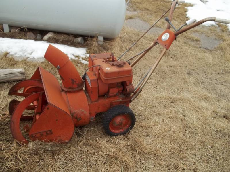lot 129 image: Snow Blower for parts or repair