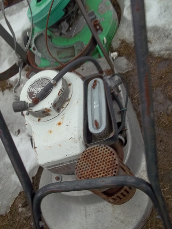 lot 133 image: Push Lawn Mower, Floor polisher, for parts or repair Lawn Boy,