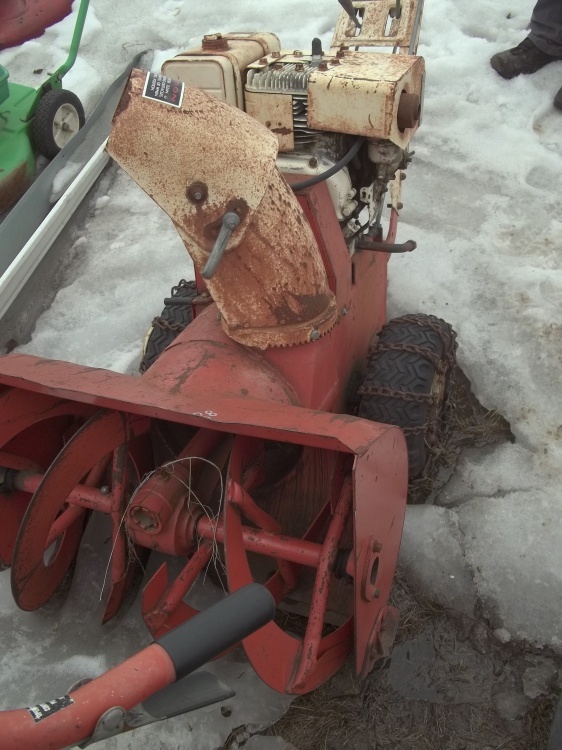 lot 138 image: Snow Blower for parts or repair Gilson