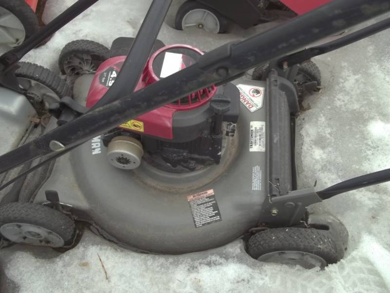 lot 141 image: Push Lawn Mower for parts or repair 33 inch deck, Craftsman