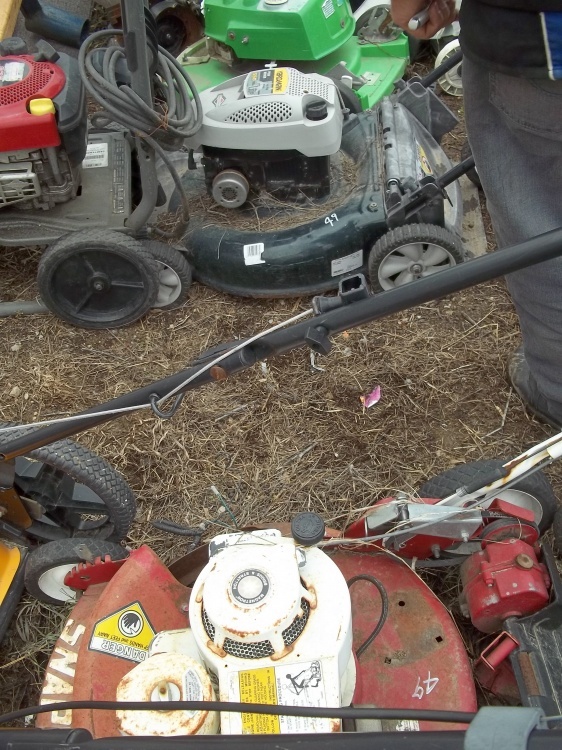 lot 149 image: Pair of push mower for parts and repair Snapper and Yard Man