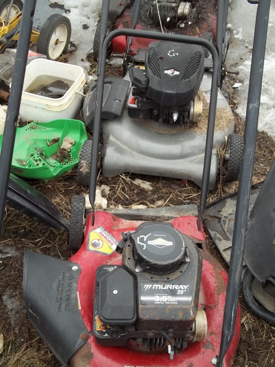 lot 152 image: Pair of push mower for parts and repair murray and Craftsman