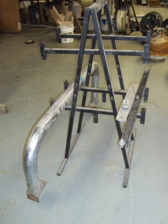 lot 61 image: Hitch stand with Truck step