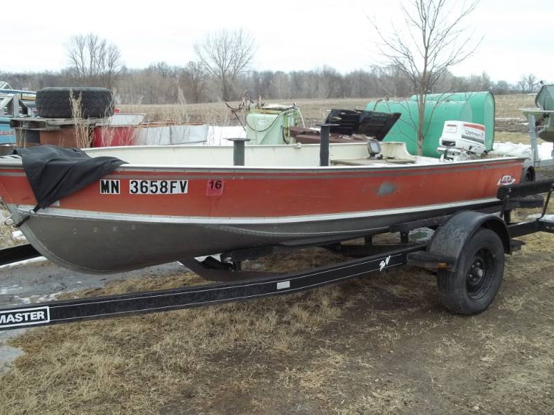 lot 1 image: 1982 Lund Boat and Trailer with 25 HP Johnson